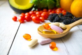 vitaminas en capsulas sobre la mesa